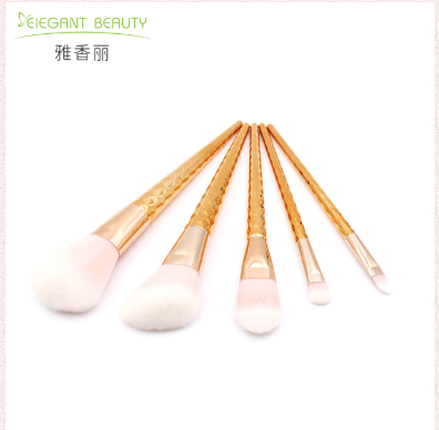 女孩子必備那幾種化妝刷呢！