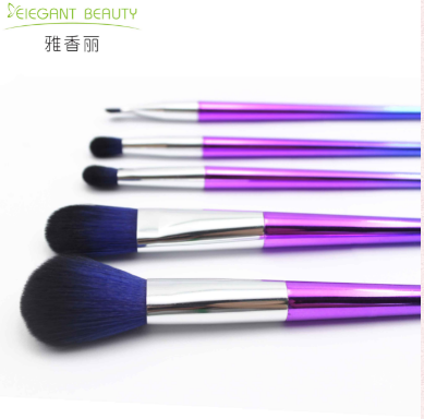 化妝刷有哪些不常見的使用方法？