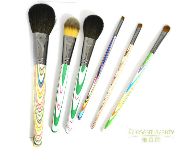 初學(xué)者應(yīng)該如何構(gòu)建自己的基礎(chǔ)化妝刷套裝？