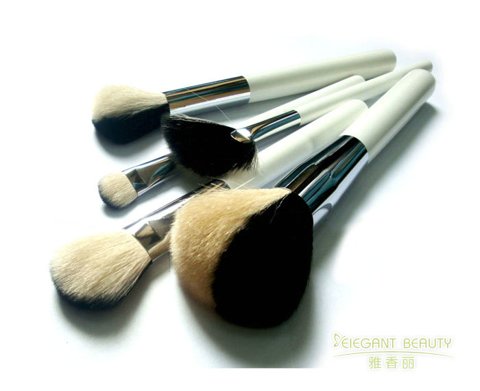 化妝刷柄的材質(zhì)對(duì)使用體驗(yàn)有何影響？你們提供哪些選擇？