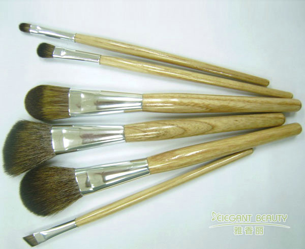 如何根據(jù)季節(jié)變化選擇合適的化妝刷材質(zhì)？