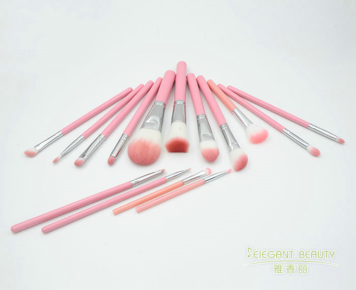 化妝刷的獨特魅力：為何它比手指更適合上妝？