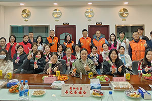 福城街道新和社區(qū)蒞臨雅香麗化妝用品（深圳）有限公司開展“巾幗綻放.婦女權益保護法介紹”書記茶話會。