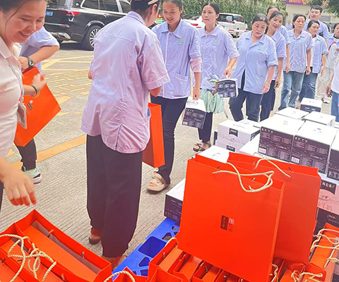 雙節(jié)同慶暖人心，關懷慰問傳真情||雅香麗化妝用品(深圳)有限公司為全體職工發(fā)放“雙節(jié)”福利