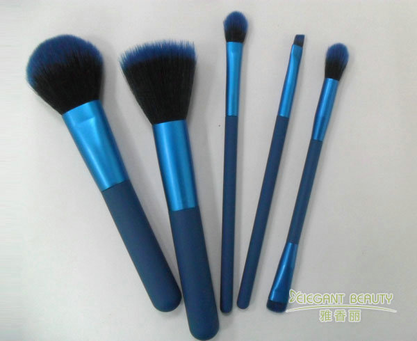 化妝刷工廠的刷毛知識：動物毛與合成纖維的區(qū)別